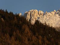 Kampenwand Gipfelteil mit Kreuz im goldenen Abendlicht